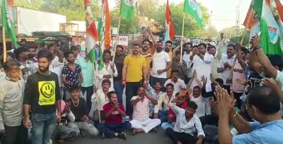 राहुल गांधी सदस्यता खत्म करने के मामले में कांग्रेस कार्यकर्ताओं ने किया प्रदर्शन